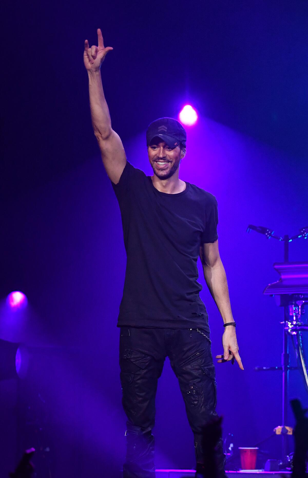 Enrique Iglesias durante su actuación en la segunda noche del Crypto.com Arena.