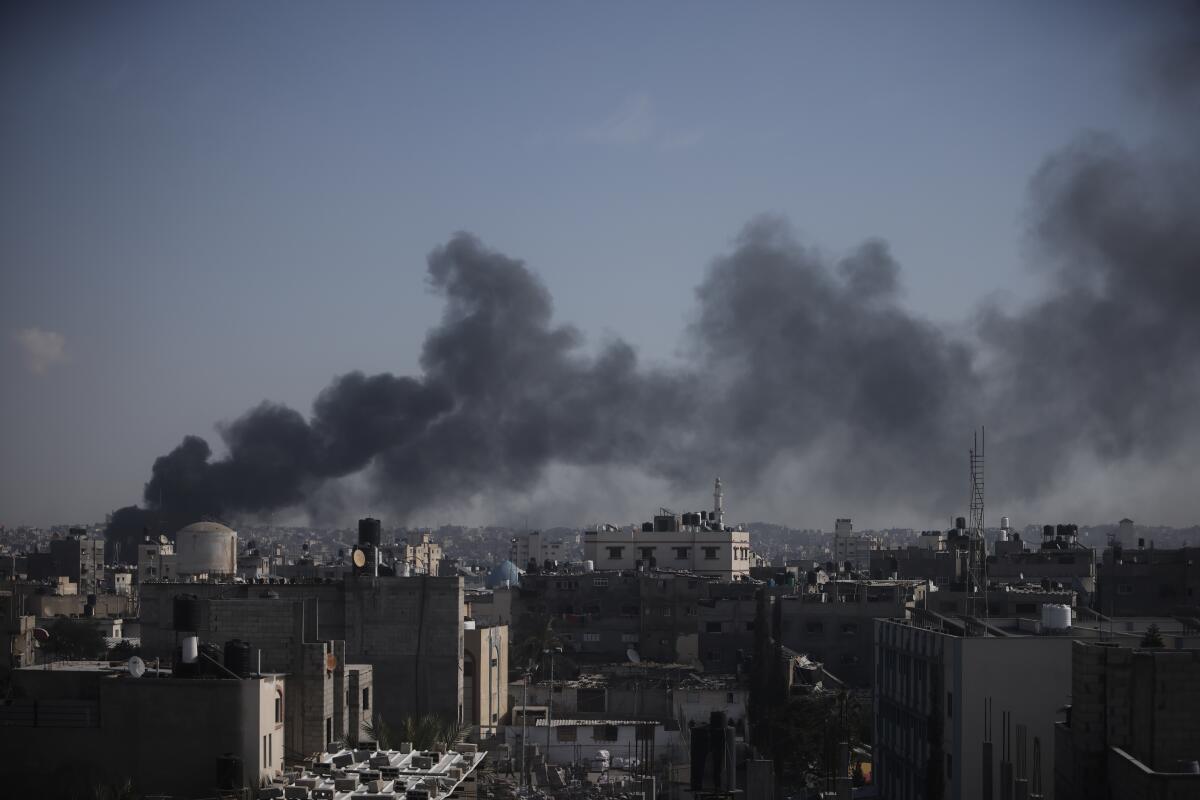 Columnas de humo se alzan luego de un ataque israelí en Jan Yunis,