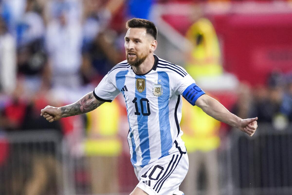 Lionel Messi celebra tras anotar un gol para Argentina
