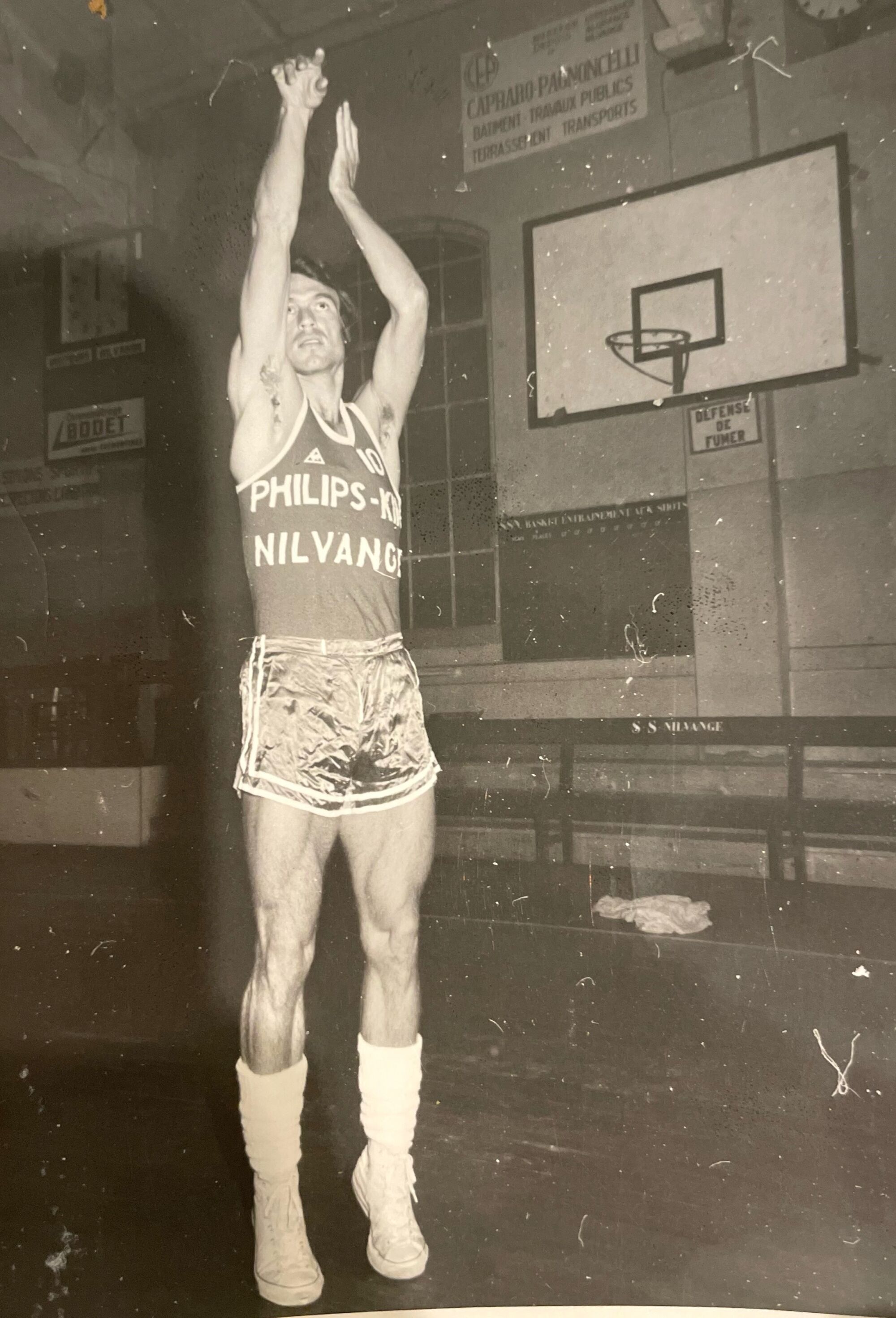 Боб Тейт отрабатывает свой бросок, играя в профессиональный баскетбол во Франции.