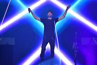 Enrique Iglesias se presentó durante dos noches en el Crypto.com Arena de Los Angeles junto a Ricky Martin y Pitbull como parte del "Trilogy Tour".