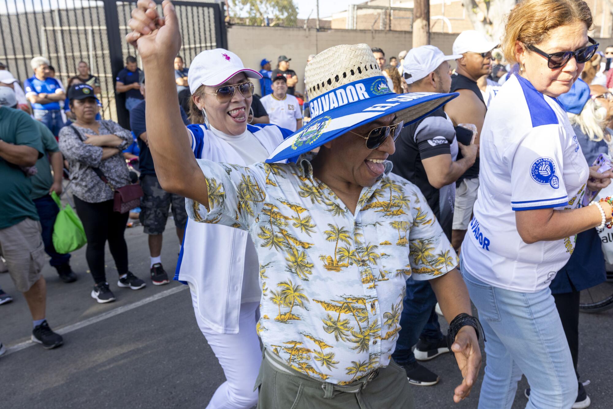 Franciso Flores (frente) y Carmen Alfaro (izquierda) bailan en el Festival del Día del