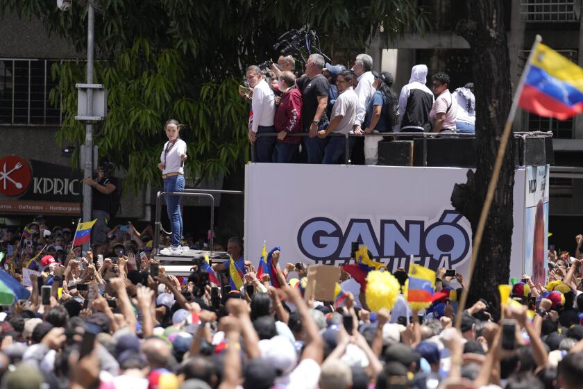 Partidarios aplauden a la líder opositora María Corina Machado durante un mitin en Caracas, Venezuela, el sábado 3 de agosto de 2024. (Foto AP/Matías Delacroix)