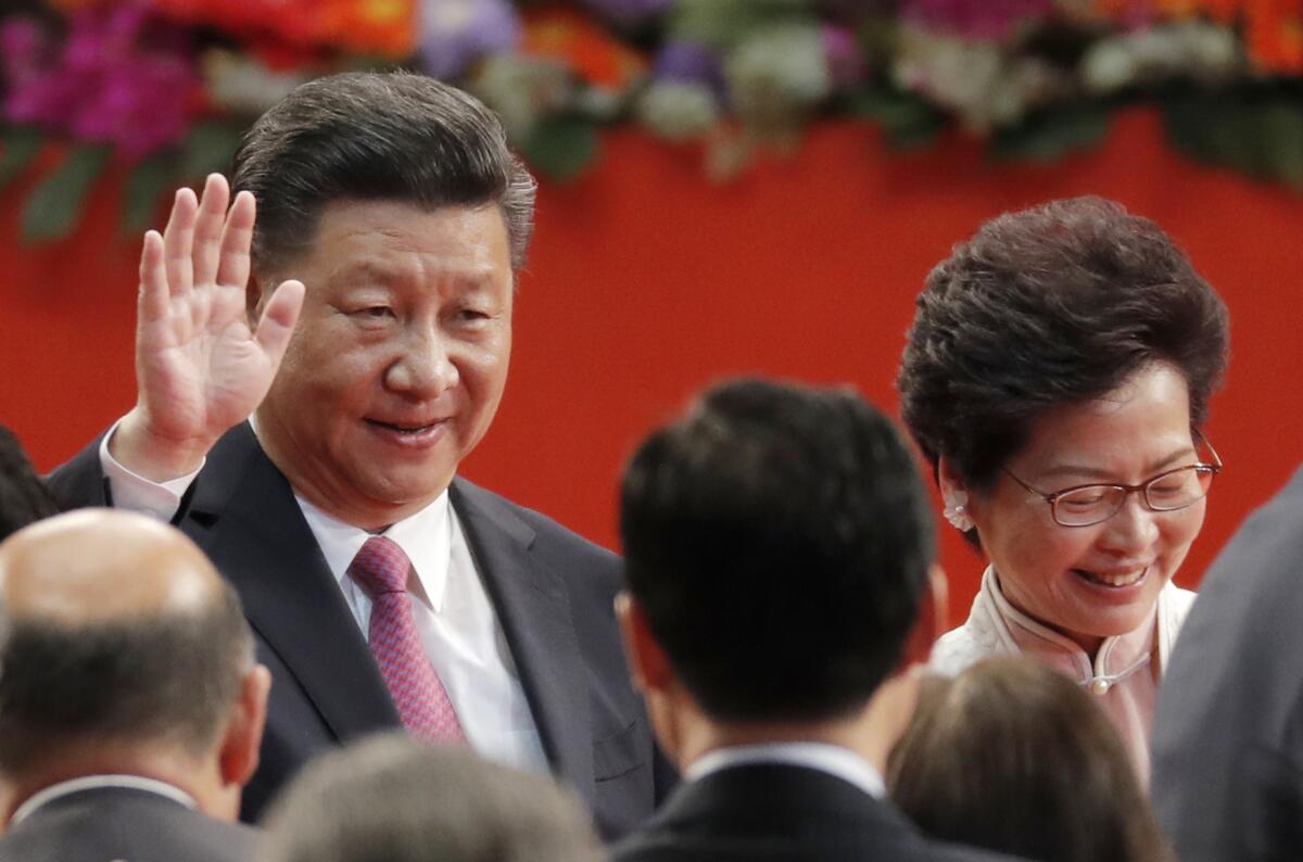 ARCHIVO - El presidente chino Xi Jinping, a la izquierda, y la nueva jefa ejecutiva de Hong Kong, 