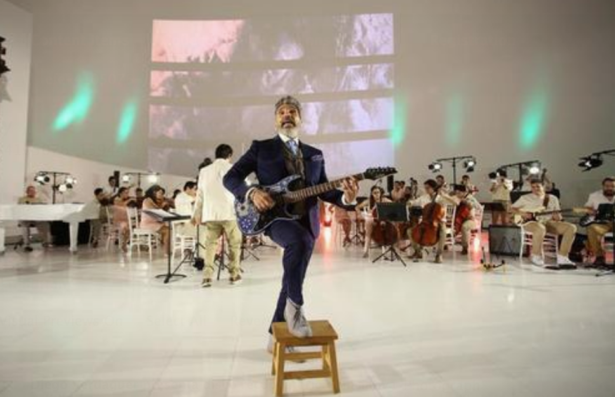 El cantante argentino Diego Verdaguer interpreta una de sus canciones durante la presentación de su mas reciente producción discográfica, "Corazón Bambino", en el Museo Soumaya de Ciudad de México (México).