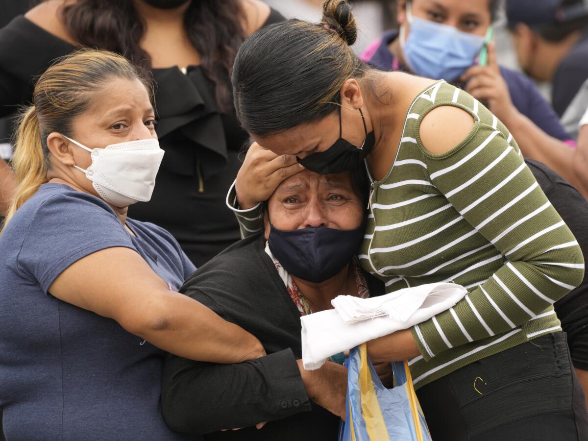 Familiares esperan fuera de la morgue noticias sobre sus familiares 