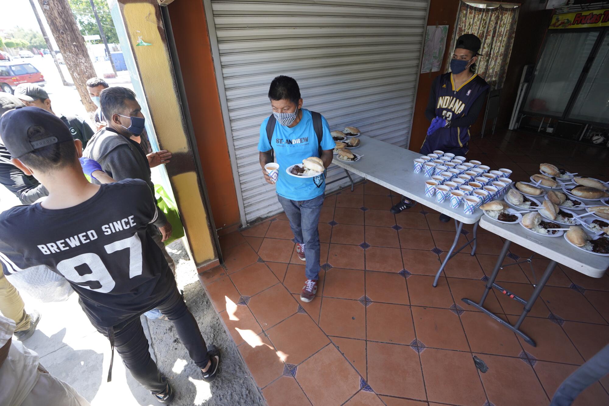 El comedor Contra Viento y Marea está sirviendo comidas para los desamparados.