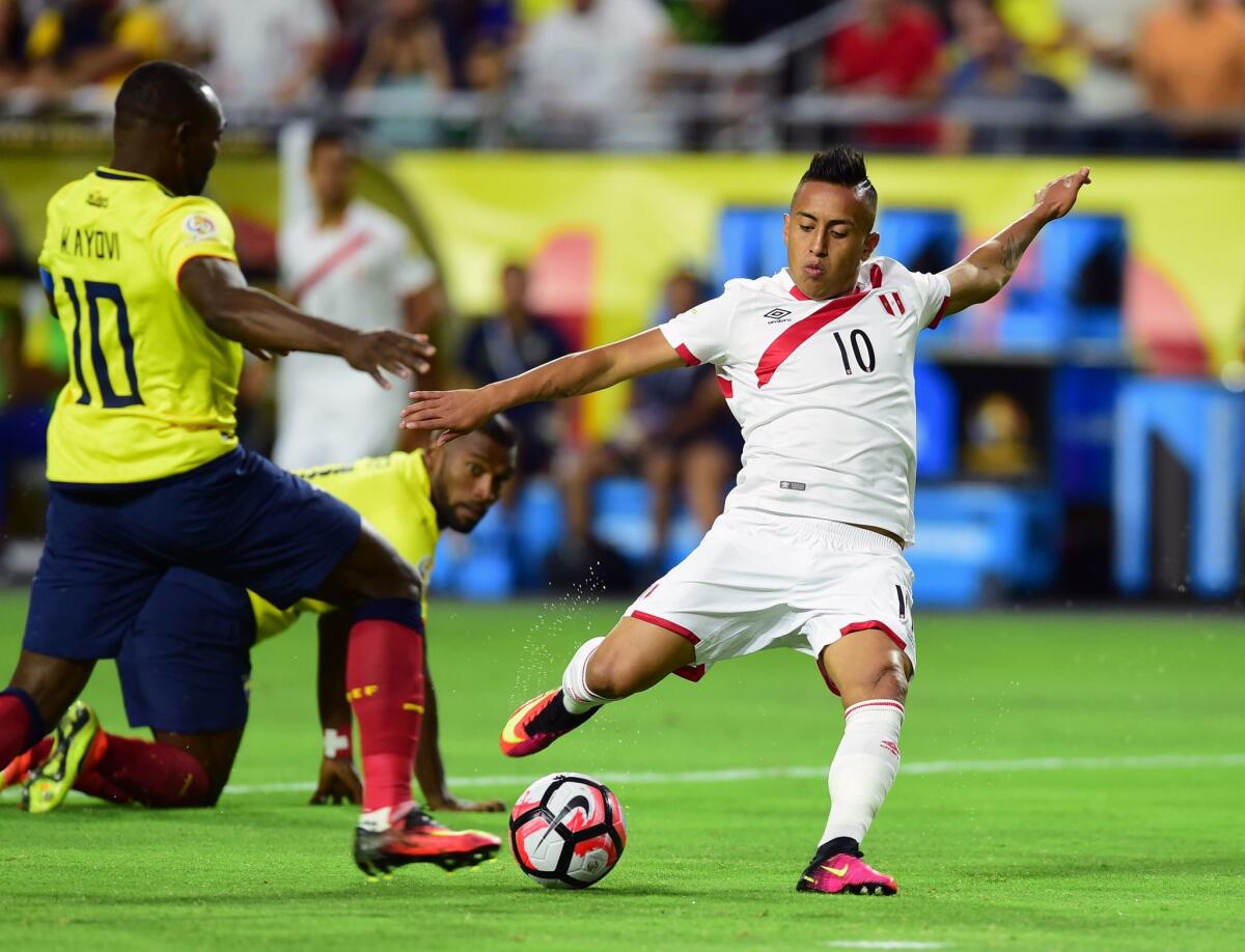 Christian Cueva anotó el primer tanto del partido de Perú frente a Ecuador que culminó con un empate a dos goles.