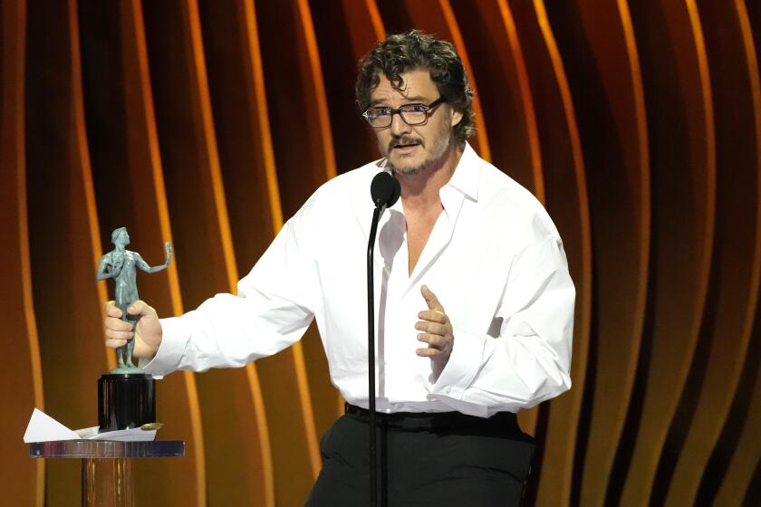Pedro Pascal recibe el premio a mejor actor en una serie de drama por "The Last of Us" en la 30a entrega anual de los Premios SAG del Sindicato de Actores de la Pantalla el sábado 24 de febrero de 2024 en el Shrine Auditorium en Los Ángeles. (Foto AP/Chris Pizzello)