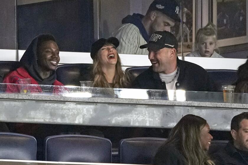 Travis Kelce y Taylor Swift en el primer encuentro de la Serie de Campeonato de la Liga Americana entre los Guardianes de Cleveland y Yankees de Nueva York el lunes 14 de octubre del 2024. (AP Foto/Seth Wenig)