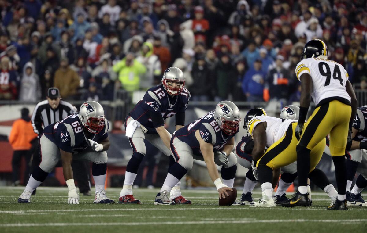 El quarterback de los Patriots de Nueva Inglaterra, Tom Brady, se prepara para iniciar una jugada durante el partido que ganó su equipo contra los Steelers de Pittsburgh.