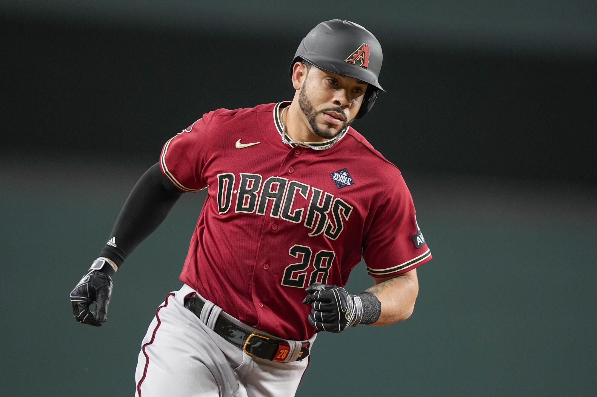 Tommy Pham, Cuma günü Dünya Serisinin 1. Maçında Texas Rangers'a karşı sayı vuruşu yaptıktan sonra üsleri turladı.