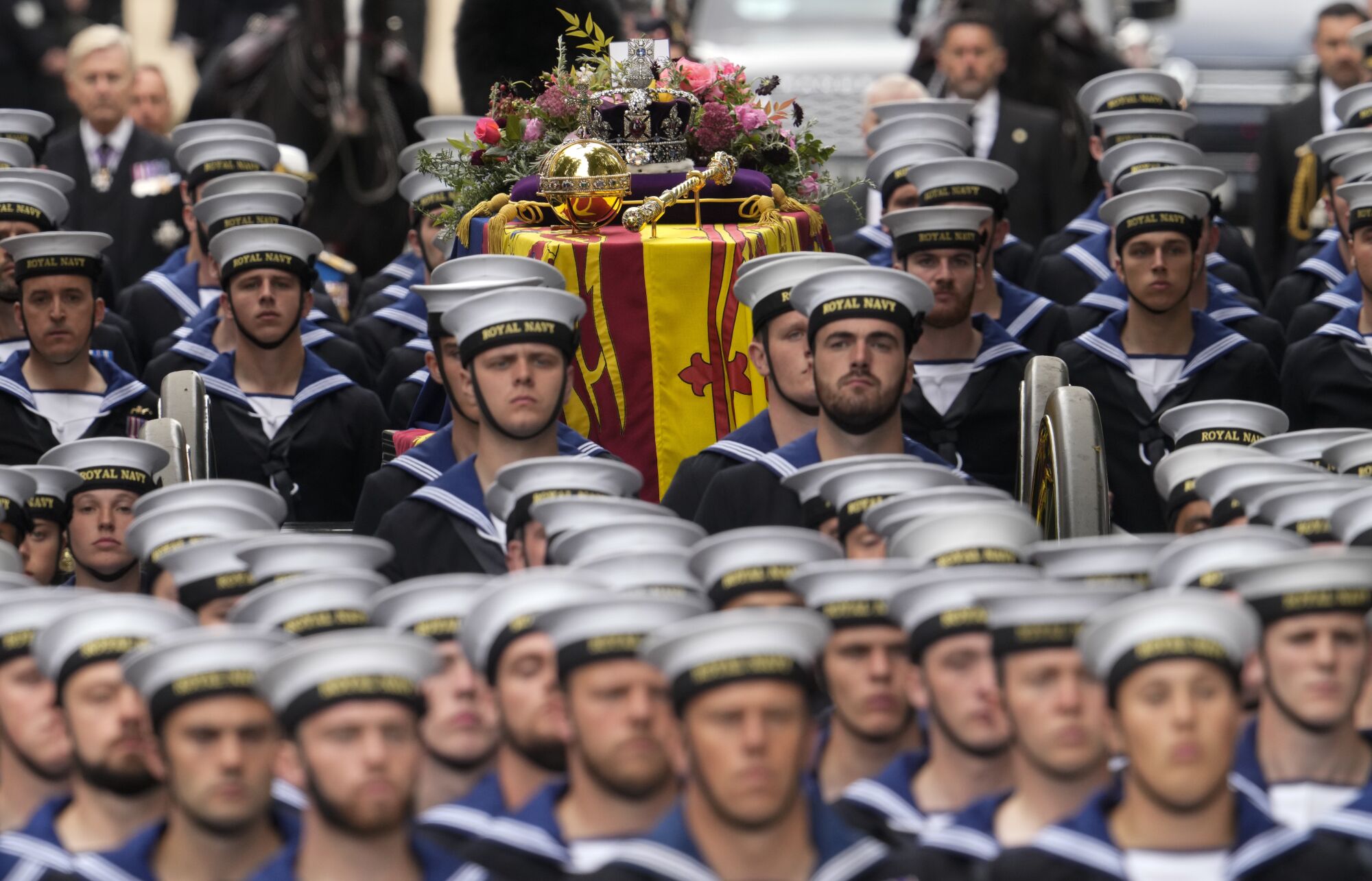 Les membres du service entourent le cercueil de la reine Elizabeth II.