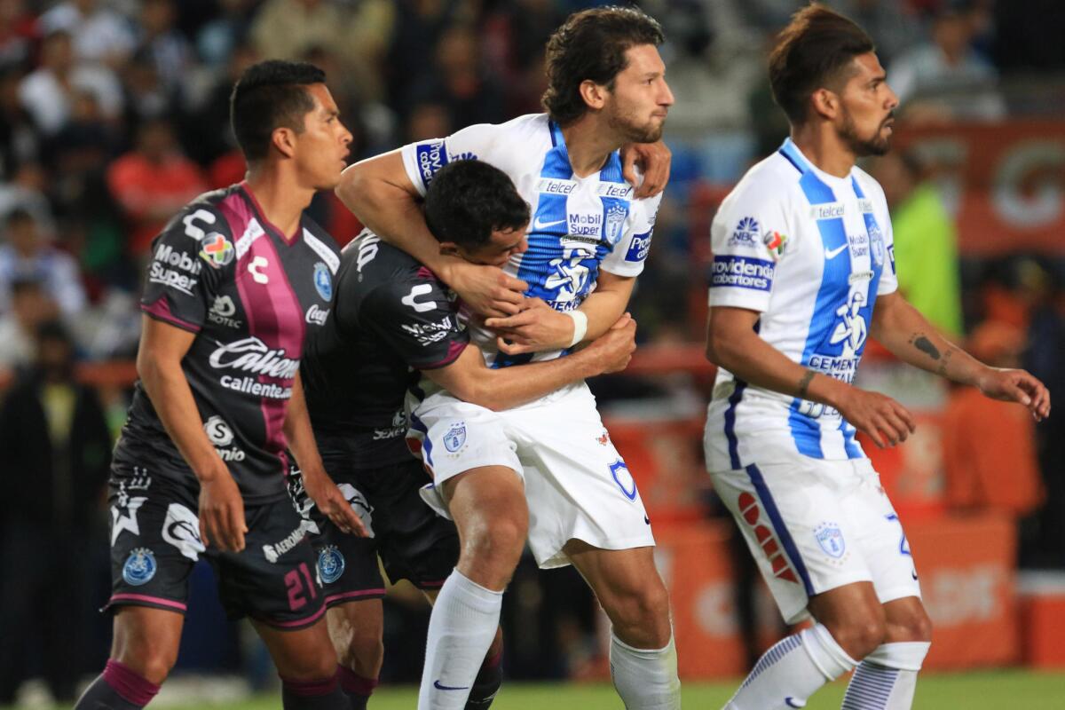 El jugador Edgar Dueñas de Puebla (2) es tomado del cuello por OMar Gonzalez de Pachuca (3), durante el partido entre Tuzos del Pachuca vs Puebla, correspondiente a la jornada 12 del torneo Clausura 2017 del fÚtbol mexicano, celebrado hoy, sábado 01 de abril de 2017, en el estadio Hidalgo de Pachuca (México). EFE/David Martinez Pelcastre ** Usable by HOY and SD Only **