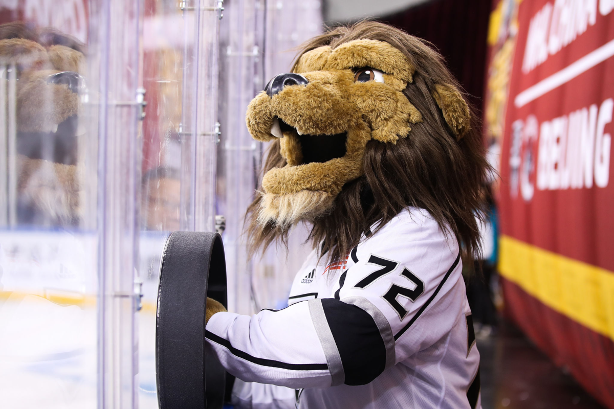 GIF: Kings mascot tackles Sharks mascot after loss - Talk Hockey