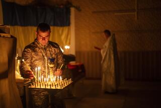 Un militar ucraniano de la 72da Brigada Mecanizada Separada enciende velas durante una ceremonia de la Pascua ortodoxa cristiana, en la región de Donetsk, Ucrania, el sábado 4 de mayo de 2024. (AP Foto/Francisco Seco)