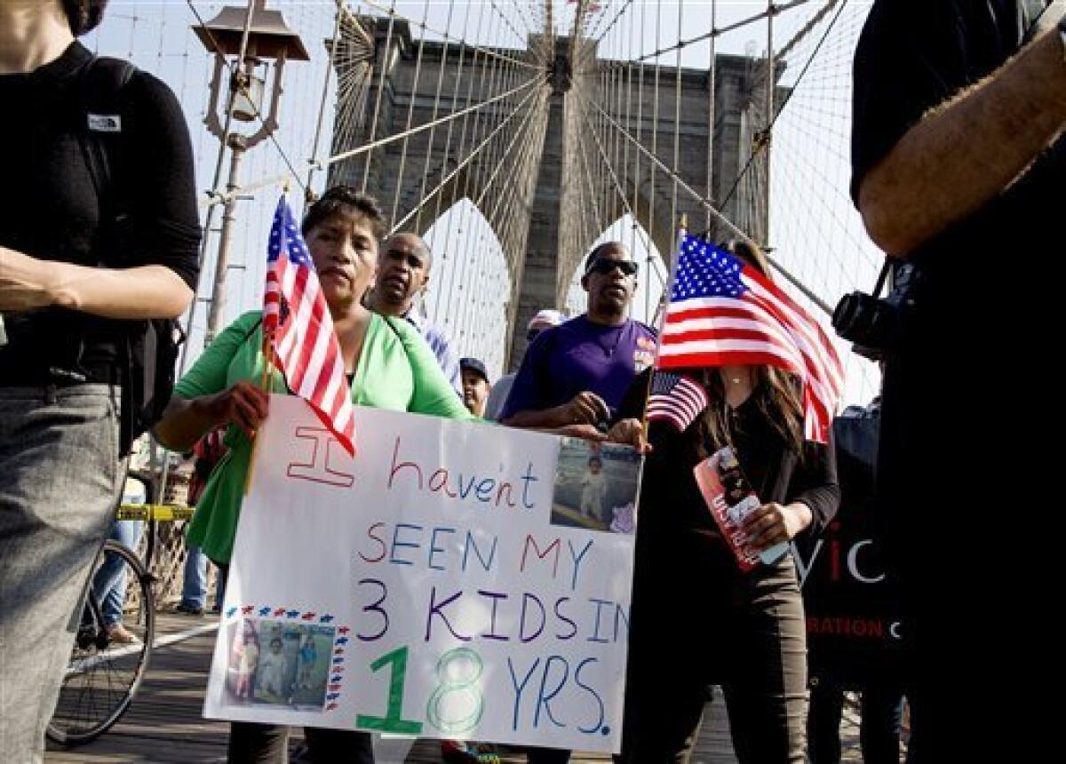 La ecuatoriana Martha Gualotuna, centro izquierda, camina por el puente de Brooklyn durante una manifestación en favor de reforma migratoria en Nueva York. La mujer es uno de los cuatro millones de inmigrantes que se habrían beneficiado de un programa que fue bloqueado el jueves 23 de junio de 2016, por una decisión de la Corte Suprema. (Foto AP / Craig Ruttle, archivo)