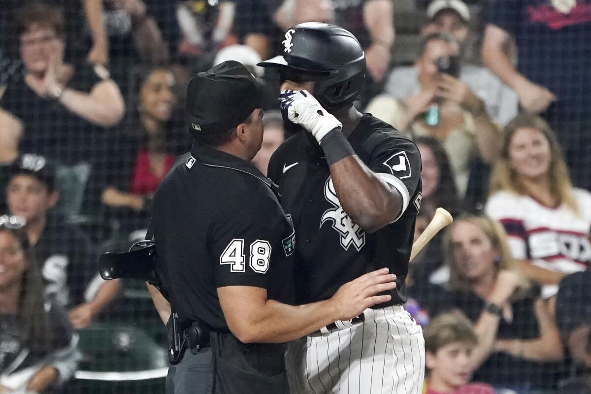 Tim Anderson, de los Medias Blancas de Chicago, discute con el umpire Nick Mahrley, 