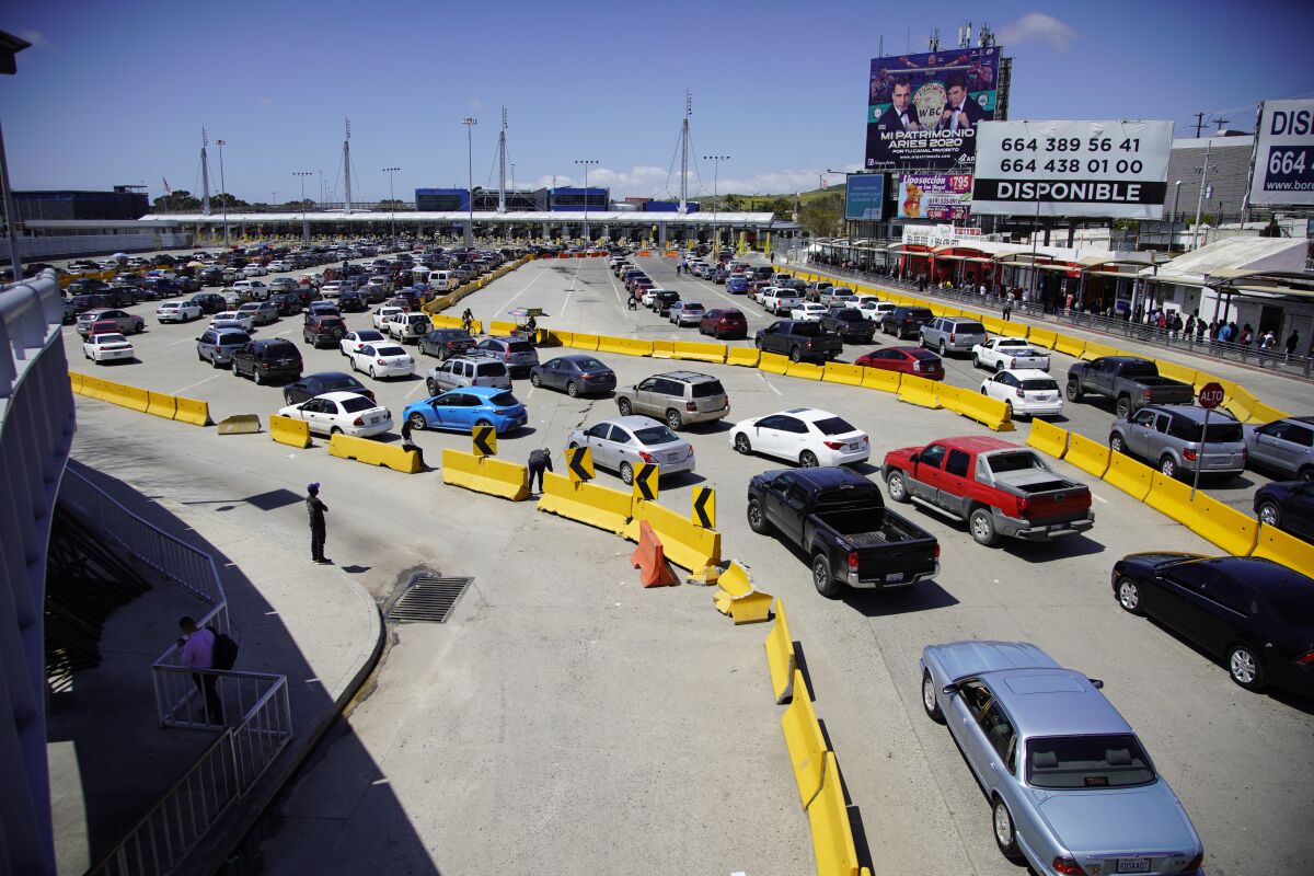 El tráfico fronterizo en Tijuana se acumula en el puerto de entrada de San Ysidro en abril de 2020.