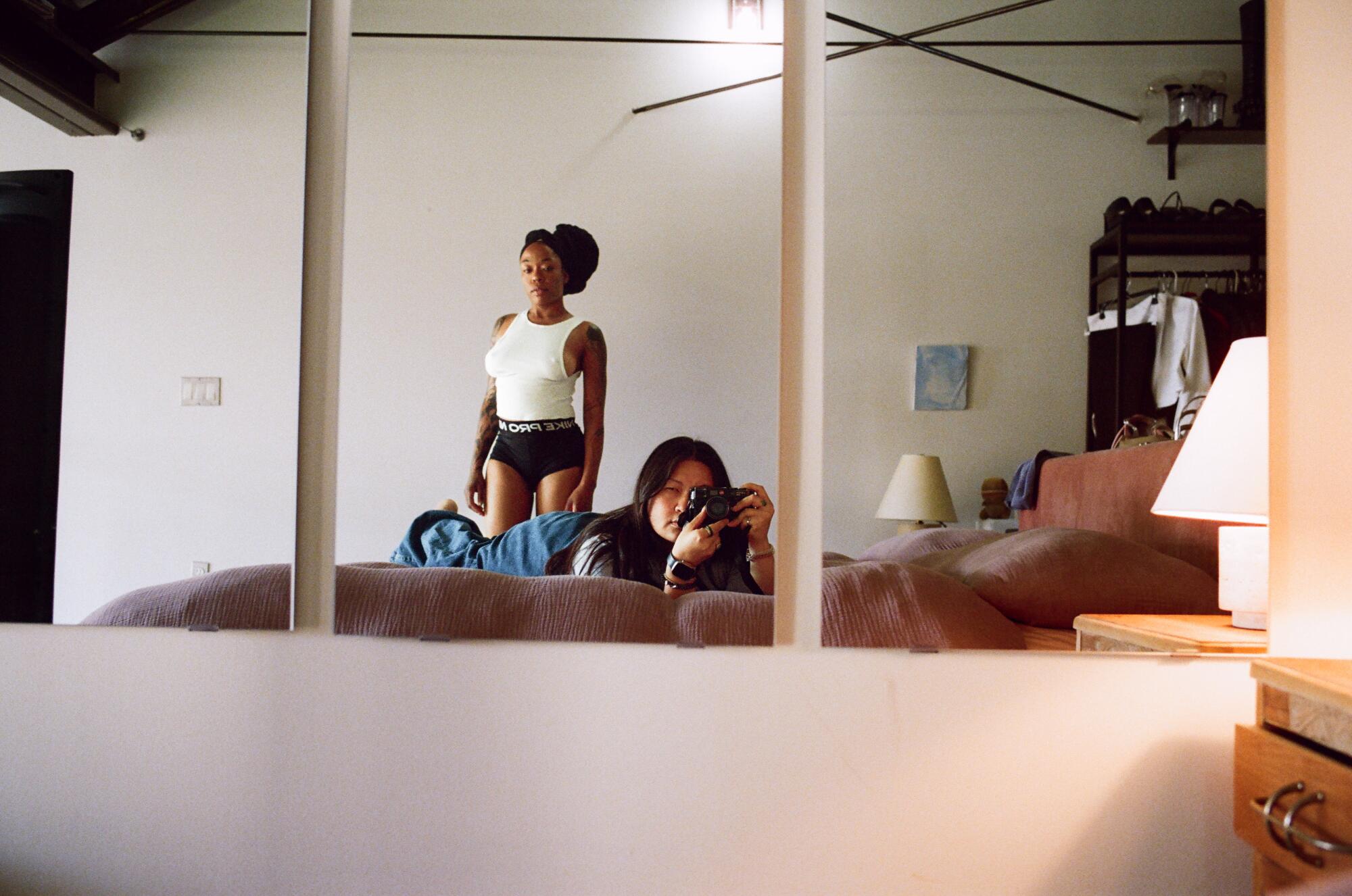 O fotógrafo Sam Lee e os arquivos do Sudão na casa do artista.