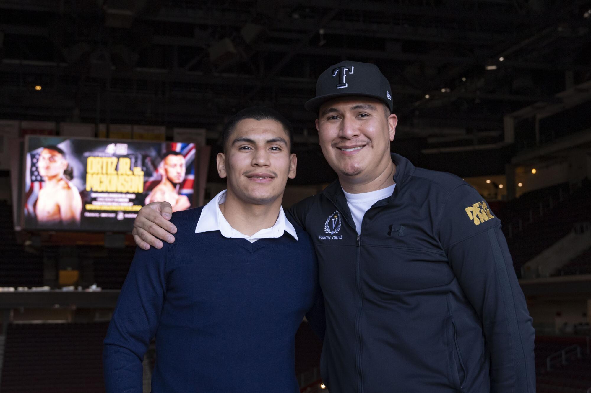 Vergil Ortiz hijo junto a su papá en el Galen Center, sede de su compromiso del próximo 19 de marzo en Los Ángeles.
