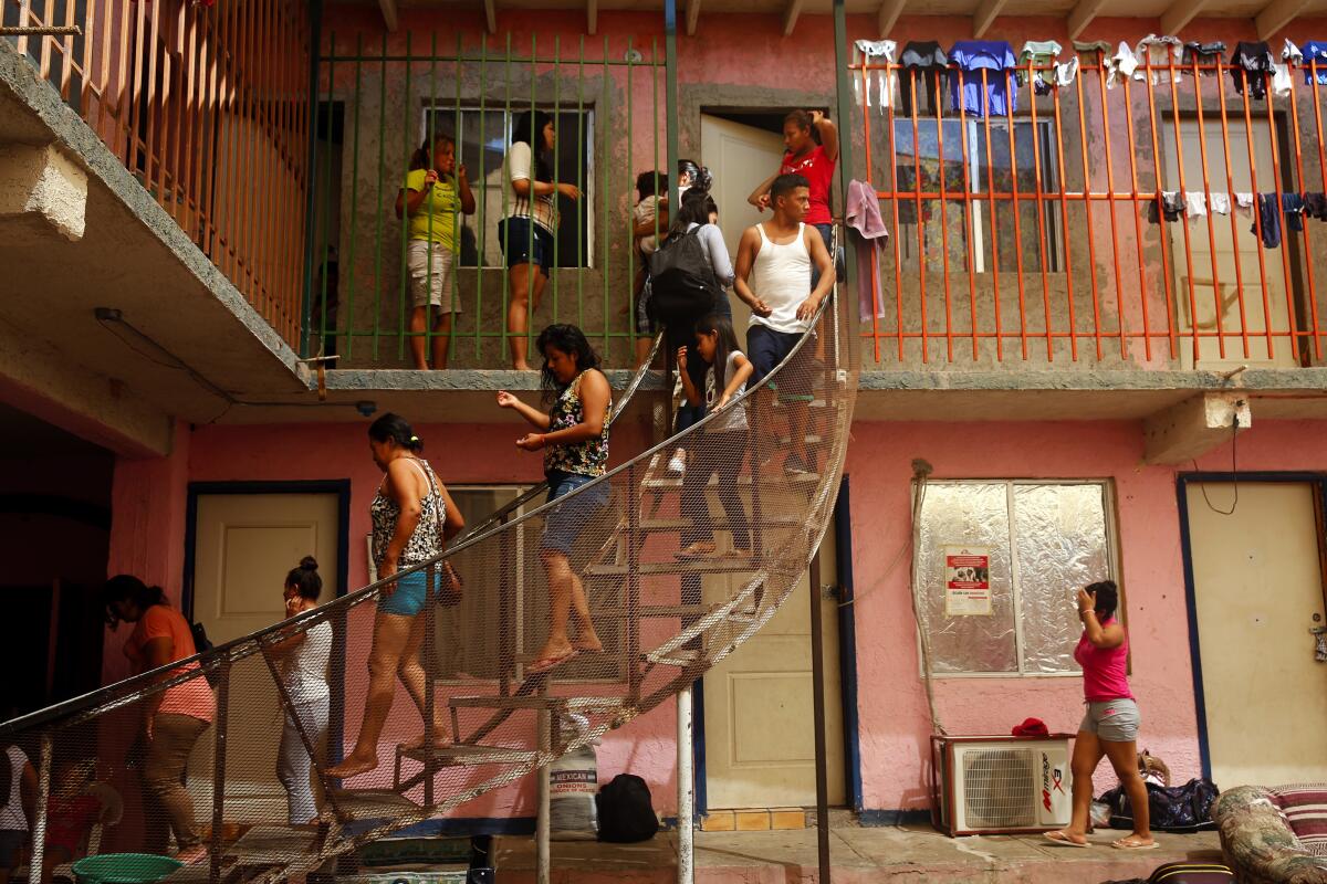 Miles de inmigrantes centroamericanos se encuentran hospedados en refugios a lo largo de la frontera México-Estados Unidos.