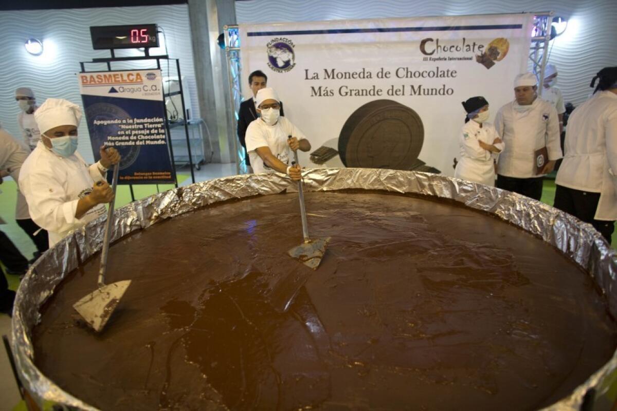 Maestros chocolateros venezolanos preparan una moneda de chocolate de una tonelada de peso con la cual esperan entrar en libro de los Guinness Récords en Caracas, Venezuela.