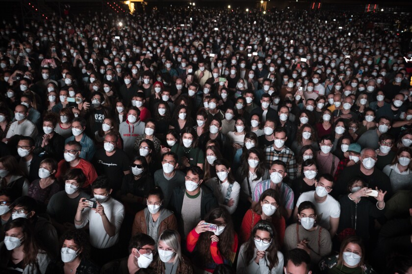 \ Gente con mascarillas en un concierto en Barcelona, España, el 27 de marzo de 2021. 