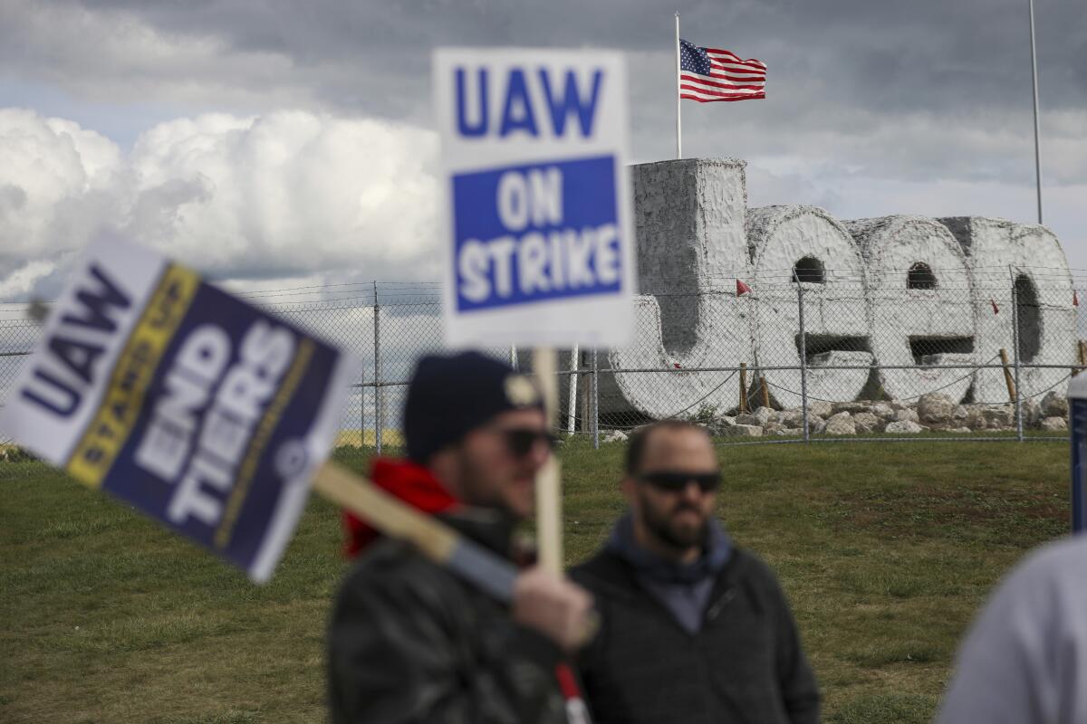 Trabajadores del sindicato UAW durante una huelga.