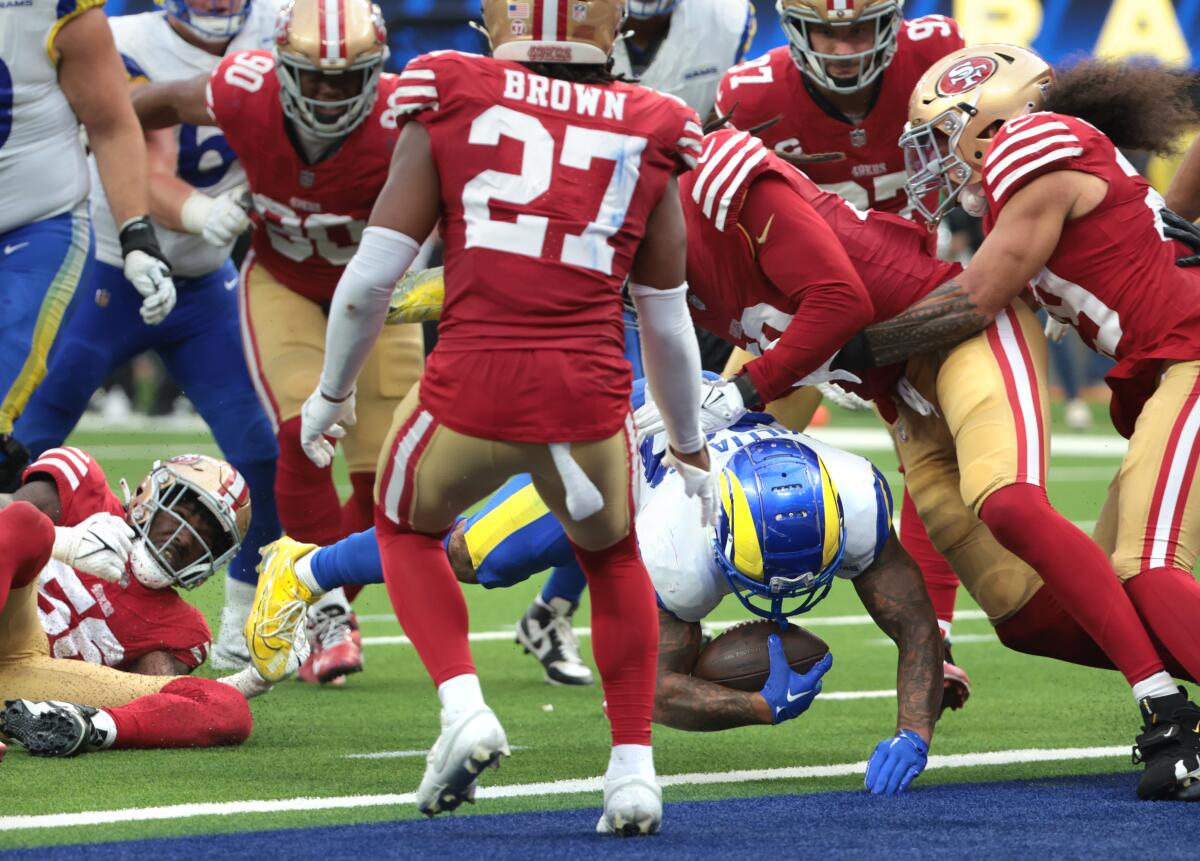 The Rams' Kyren Williams scores a touchdown to tie the score against the 49ers in the fourth quarter.