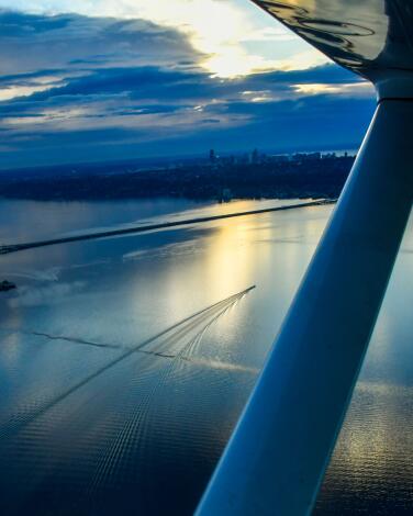 Sights from a Seattle Seaplanes flight piloted by Yvette Meadows. Takeoff and landing at South Lake Union.