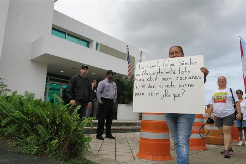Maestros, padres y estudiantes se manifiestan frente a las oficinas del Departamento de Educación de Puerto Rico. EFE/Archivo