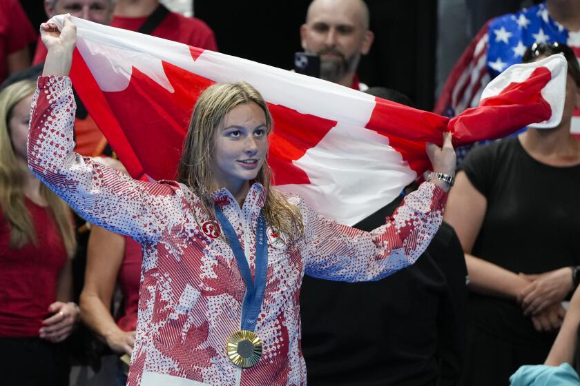 La canadiense Summer McIntosh celebra su victoria en los 400 metros combinados de los Juegos Olímpicos de París, el lunes 29 de julio de 2024. (AP Foto/Matthias Schrader)