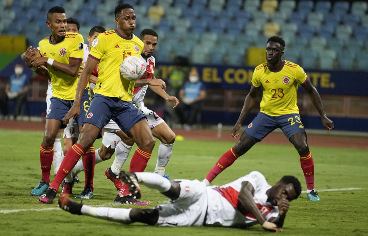 Yerry Mina, de la selección de Colombia, anota en su propio arco durante el partido ante Perú.