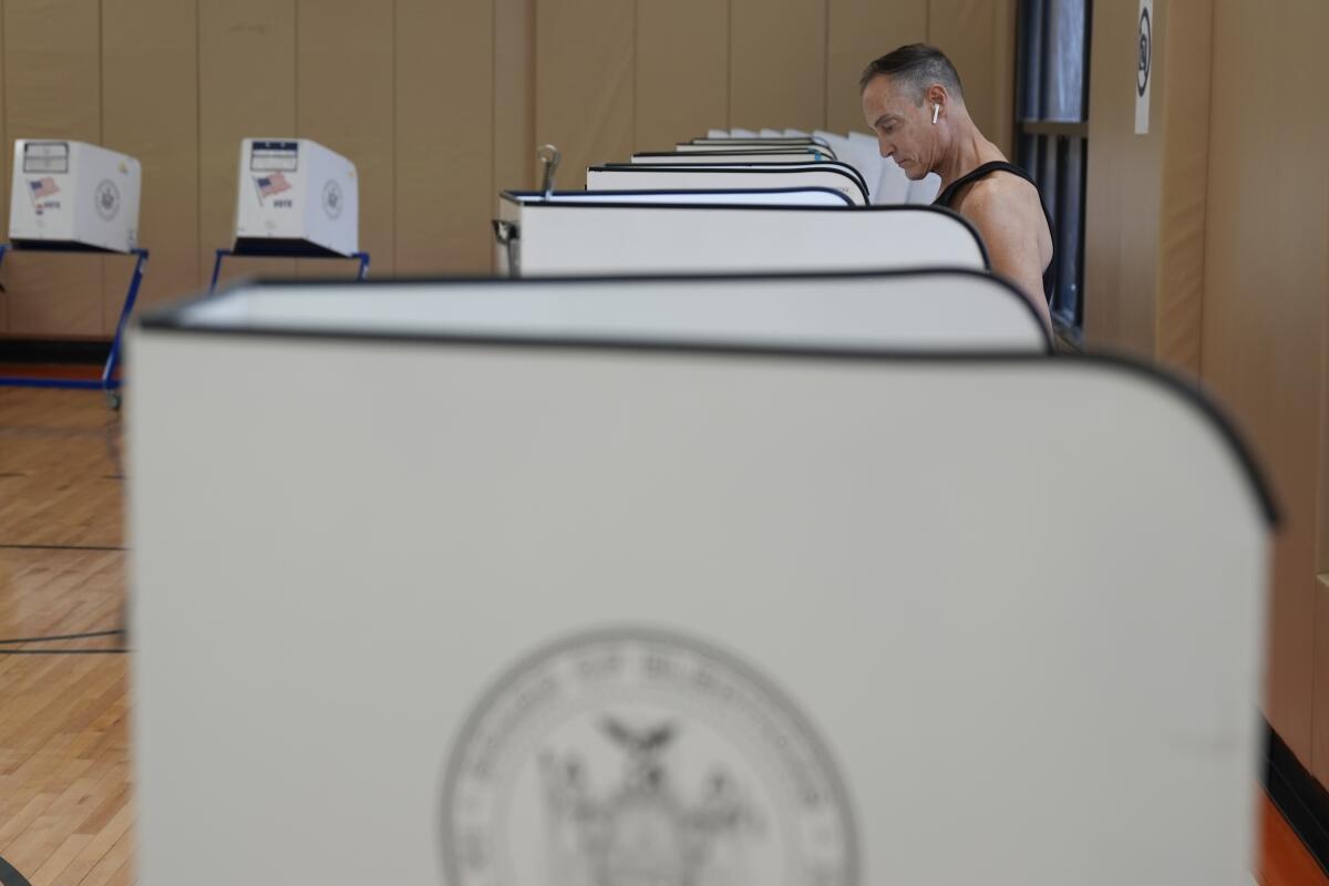 Ed Hummel cubre su boleta en un centro de votación en Manhattan, Nueva York, el 2 de abril de 2024. (AP Foto/Seth Wenig)