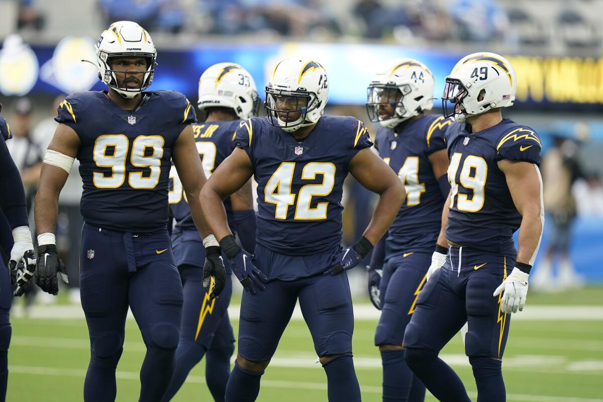 Chargers outside linebacker Uchenna Nwosu (42) and teammates line up during the first half.
