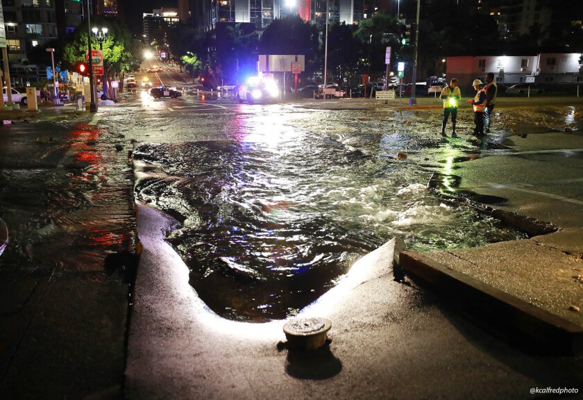 Une conduite d'eau brisée a envoyé de l'eau dans les rues du centre-ville de San Diego dimanche.