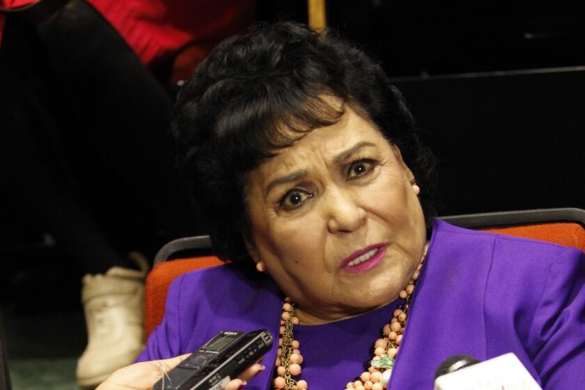 Las celebridades latinas se manifiestan ante el fallecimiento de Carmen Salinas.