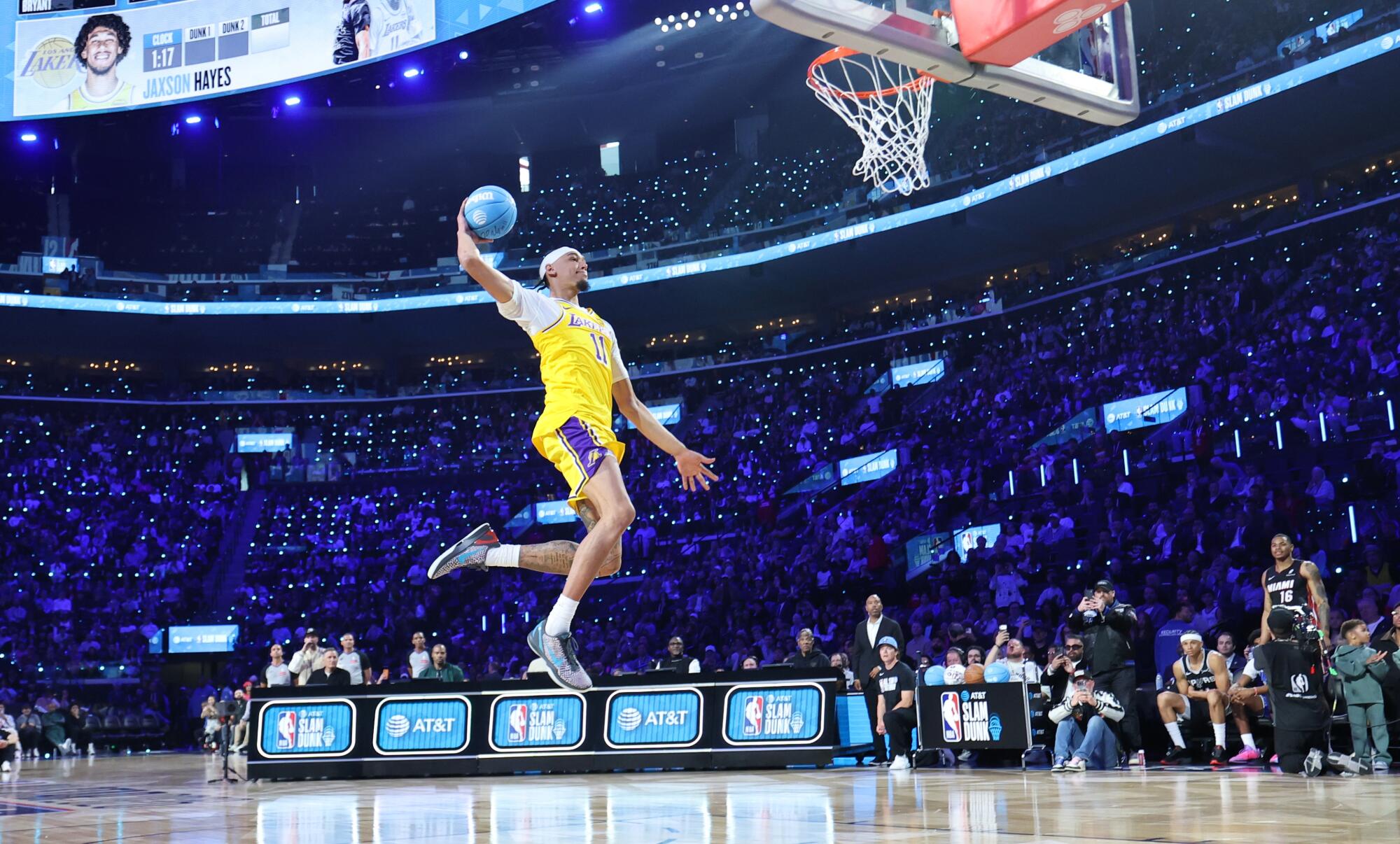 Lakers'ın pivotu Jaxson Hayes tomahawk smaç için ayağa kalkıyor.