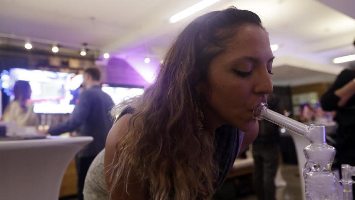 Krystal Xiques fuma marihuana en un acto realizado en noviembre pasado, en apoyo a la Proposición 64, en Sparc Dispensary de San Francisco.