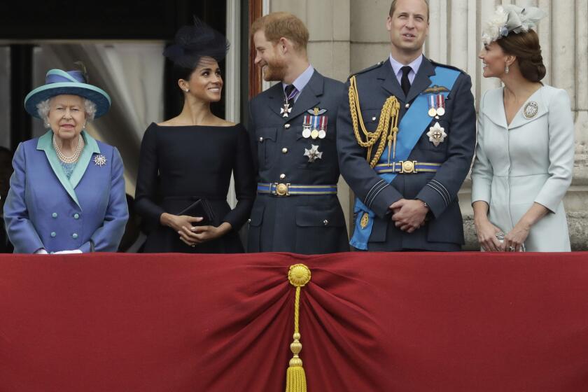 ARCHIVO – En esta fotografía del 10 de julio de 2018 la reina Isabel II, de izquierda a derecha, Meghan la duquesa de Sussex, el príncipe Enrique, el príncipe Guillermo y Catalina, duquesa de Cambridge ven una demostración de la Fuerza Aérea Real por encima del palacio de Buckingham. La entrevista de Meghan y Enrique con Oprah Winfrey ha tenido repercusiones alrededor del mundo. (Foto AP/Matt Dunham, archivo)