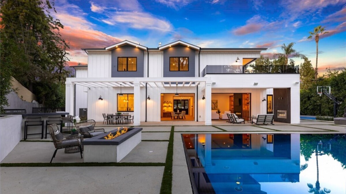 Umbrella Academy Creator Steve Blackman Snags Encino Farmhouse Los Angeles Times