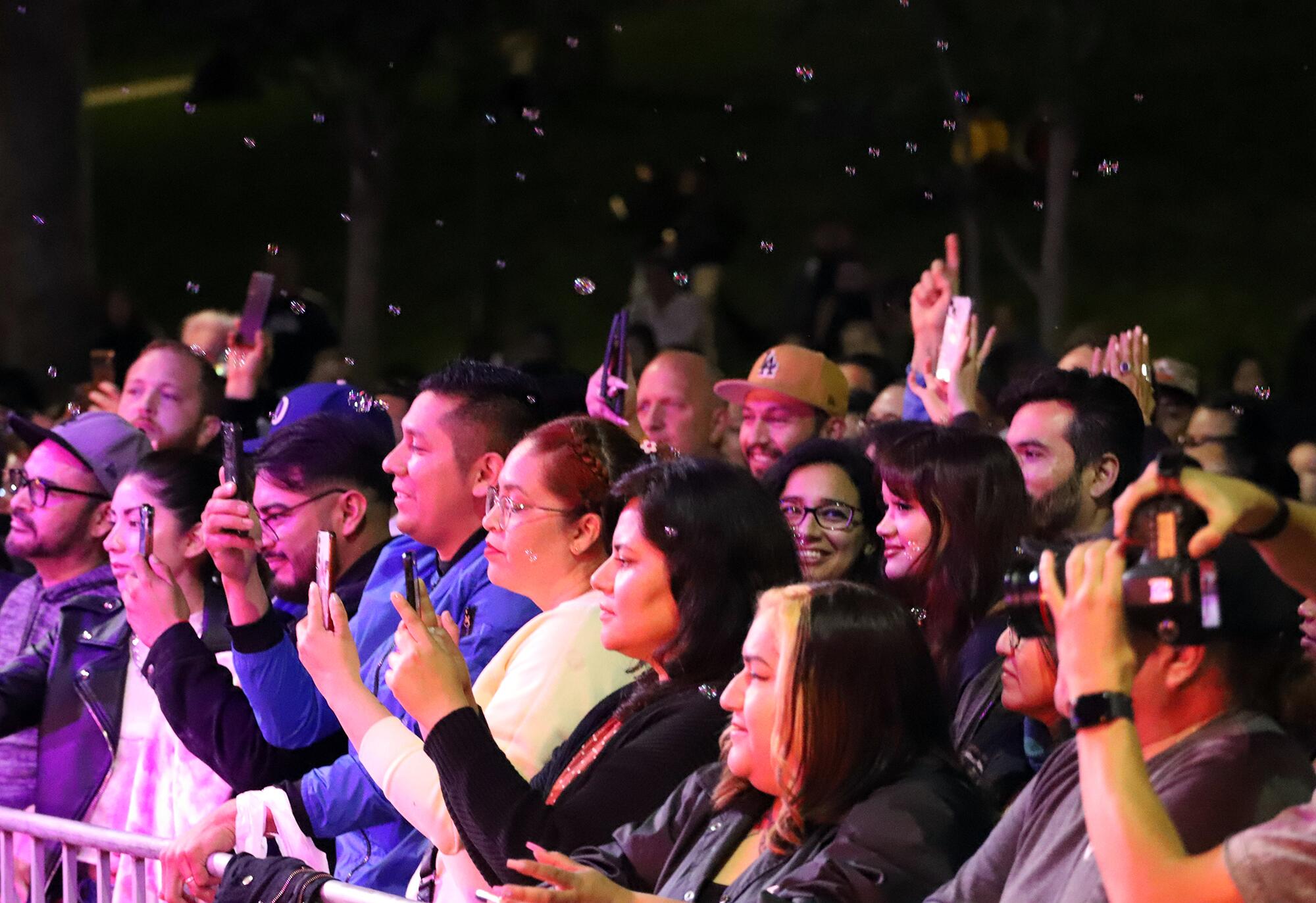 El Levitt Pavilion del McArthur Park de Los Angeles sigue presentando sus veladas musicales cada fin de semana.