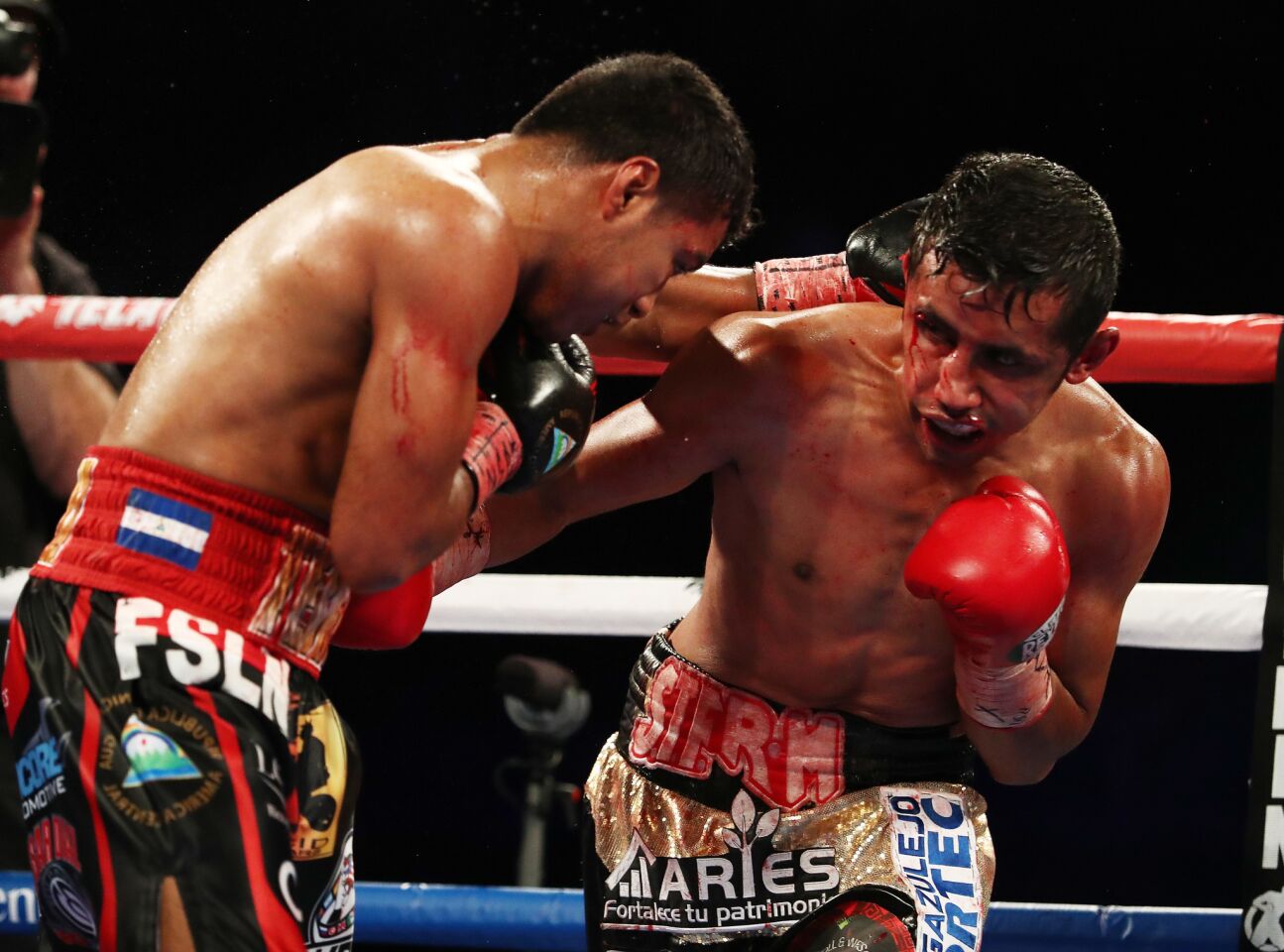 LAS VEGAS, NV - SEPTEMBER 15: Roman Gonzalez exchanges punches with Moises Fuentes during their super flyweight bout at T-Mobile Arena on September 15, 2018 in Las Vegas, Nevada. (Photo by Al Bello/Getty Images) ** OUTS - ELSENT, FPG, CM - OUTS * NM, PH, VA if sourced by CT, LA or MoD **