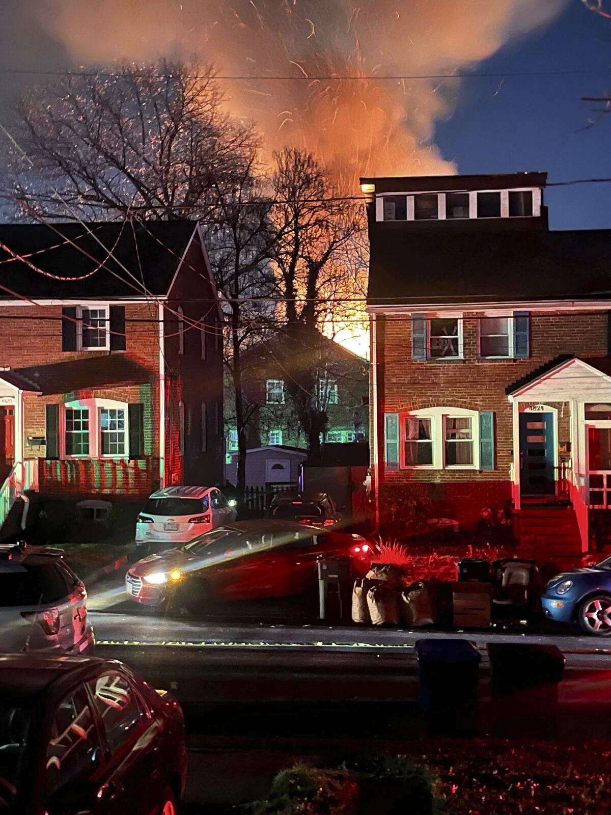 La explosión en una casa se ve desde lejos la noche del lunes 4 de diciembre de 2023 en Arlington, Virginia