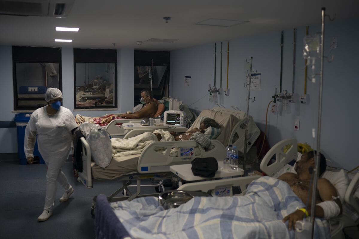 Pacientes con COVID-19 son atendidos en el hospital municipal de Sao Joao de Meriti, en Río de Janeiro