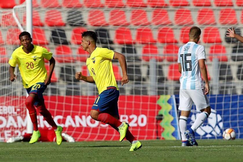 El ecuatoriano Alexander Alvarado (c) celebra un gol este martes durante un partido entre Argentina y Ecuador por el grupo B del Campeonato Sudamericano Sub20 disputado en el estadio Fiscal en Talca (Chile). EFE