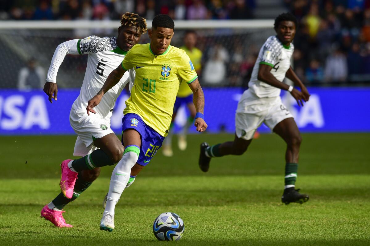 Brazil's Savio regatea con el balón frente a Abel Ogwuche de Nigeria en el encuentro del Grupo D