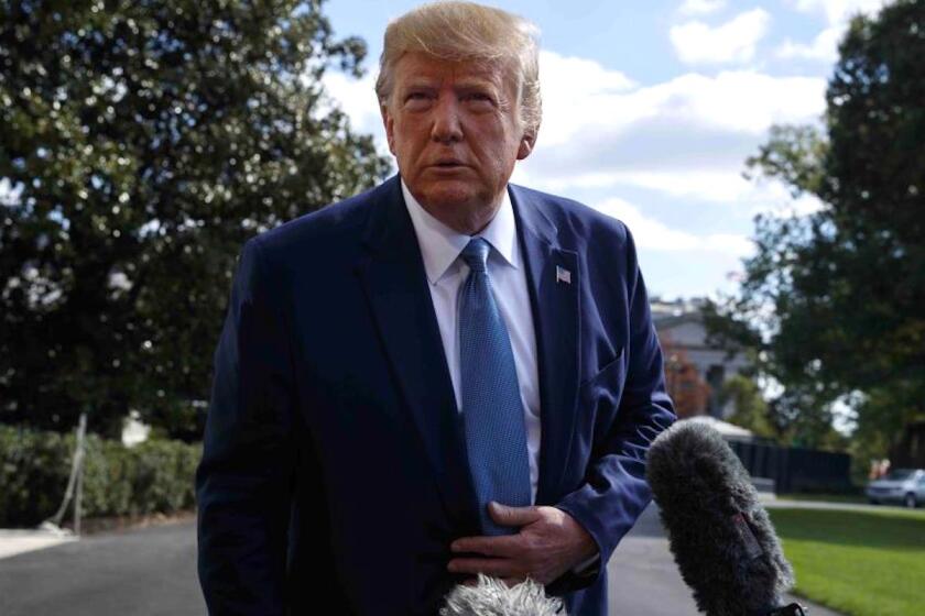 El presidente Donald Trump habla con la prensa en el jardín de la Casa Blanca, en Washington.