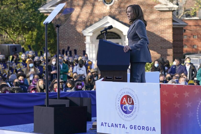 ARCHIVO - La vicepresidenta Kamala Harris pronuncia un discurso, el 11 de enero de 2022, en Atlanta. (AP Foto/Patrick Semansky, Archivo)